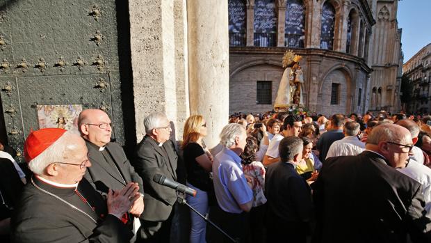 Imagen del cardenal Cañizares en el acto de deasgravio a la Virgen de los Desamparados