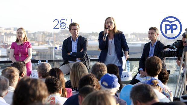 El presidente del PPdeG, Alberto Núñez Feijóo, junto a la ministra en funciones, Pastor y a Elena Muñoz