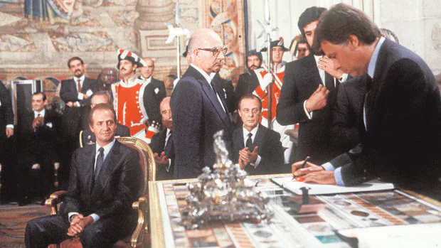 La ceremonia de la firma del tratado de adhesion de España a la CEE se celebró en el salón de Columnas del Palacio Real el 12 de junio de 1985