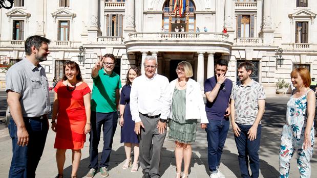 Joan Ribó, junto al resto de concejales de Compromís frente al Ayuntamiento de Valencia