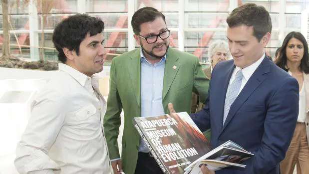 Albert Rivera, recibe un libro sobre el MEH, ayer en Burgos