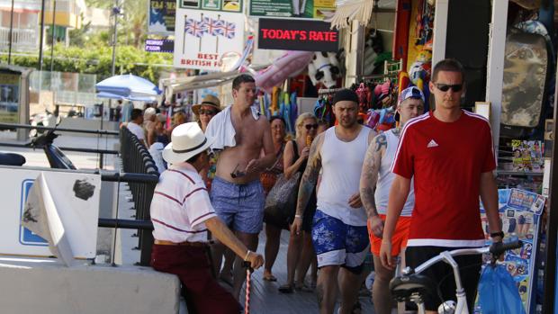 Imagen de un grupo de turistas británicos en Benidorm