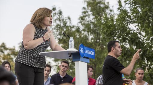 Isabel Bonig ., este viernes en el mitin del PP