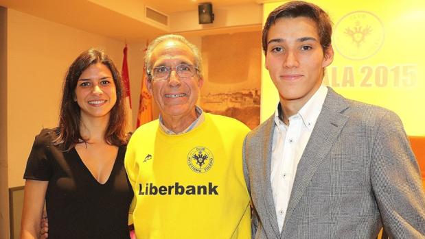 Irene y Lucas con Julián Martín, presidente del Club Atletismo Liberbank de Toledo http://atletismotoledano.blogspot.com.es/
