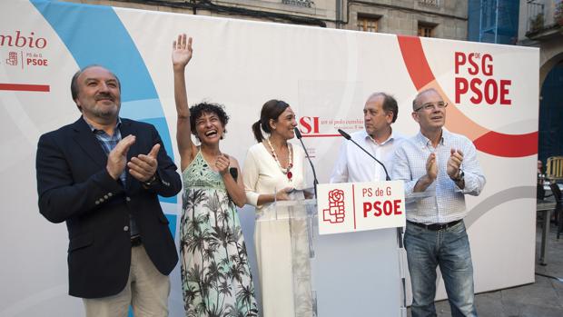 El candidato a la Xunta, Xoaquín Fernández Leiceaga, junto a los candidatos orensanos
