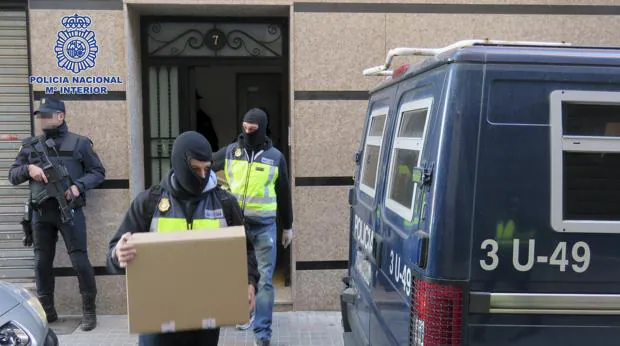 Registro policial en una vivienda de la localidad valenciana de Crevillente, donde residía un yihadista detenido
