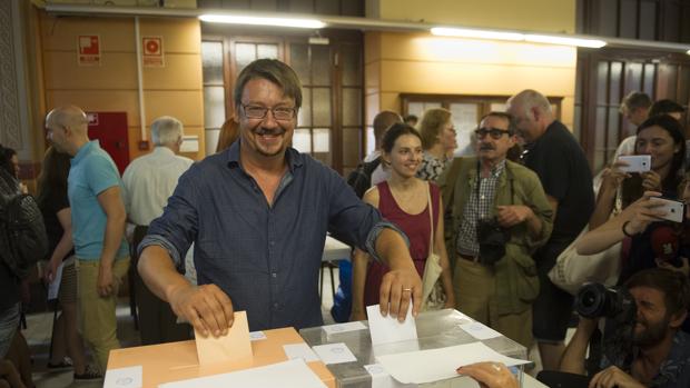 Xavier Domènech, candidato de En Comú Podem, vota en el arranque de la jornada electoral