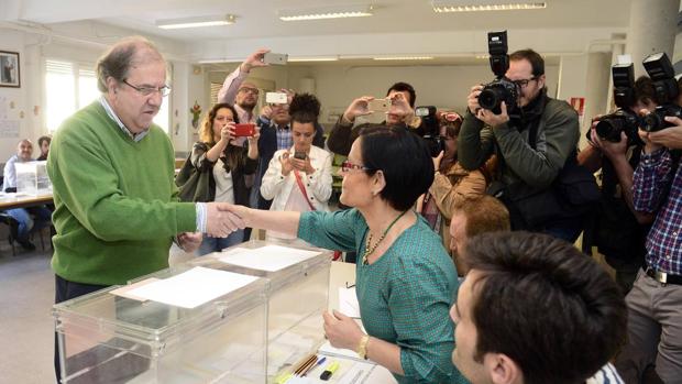 El presidente de la Junta de Castilla y León, Juan Vicente Herrera, ejerce su derecho a voto en Burgos