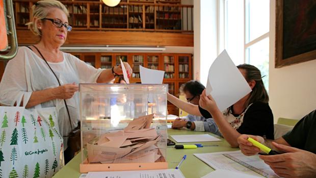 Una mujer vota en un colegio electoral de Valencia