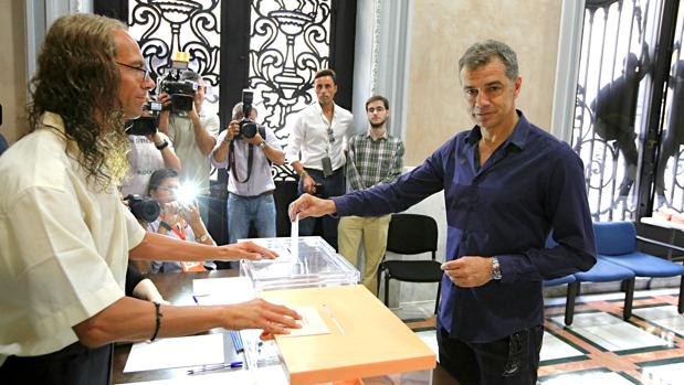 Toni Cantó, en el colegio electoral esta mañana