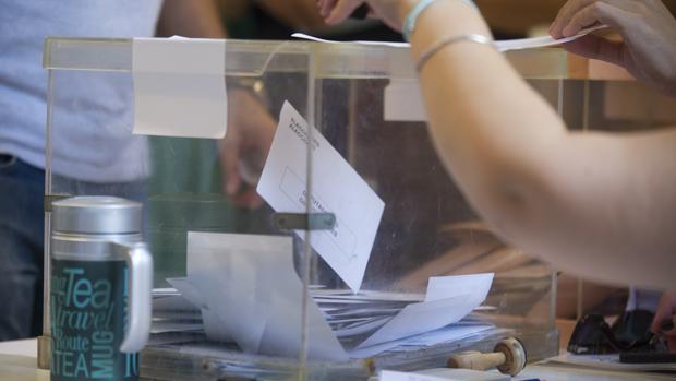 Votación, esta mañana, en un colegio electoral en Barcelona
