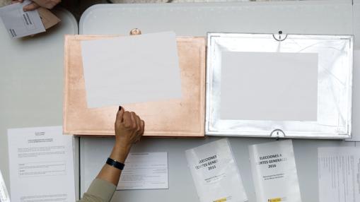 Dos urnas de un colegio electoral de Valencia este domingo