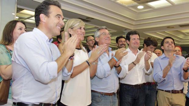 El presidente del PP de Alicante, José Císcar, con los candidatos a las generales por la provincia