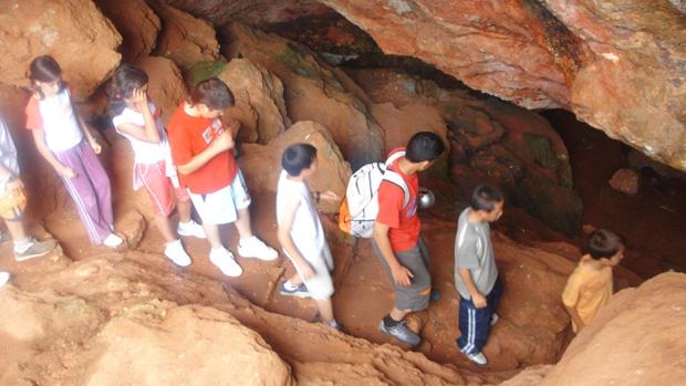 Escolares visitan la Cueva de Montesinos, en Ossa de Montiel