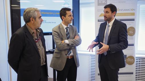 El doctor Daniel de Luis (centro), junto al doctor Joan Carles Domingo