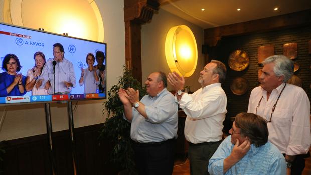 Tirado y Labrador ,. siguiendo el discurso de Rajoy de la noche electoral