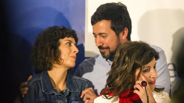 Alexandra Fernández, Antón Gómez Reino y Yolanda Díaz tras conocer el resultado electoral