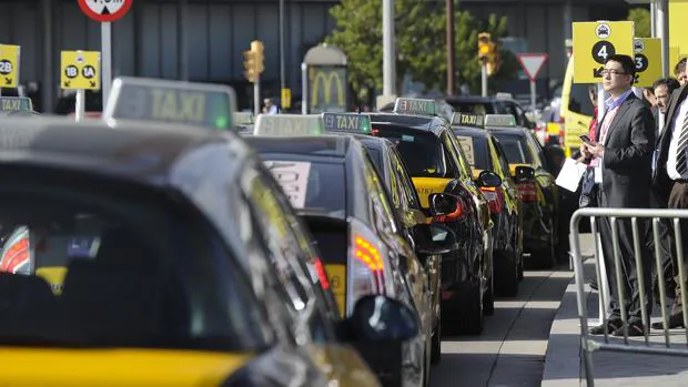 Varios taxis esperan a la salida de la Feria de Barcelona en el Mobile World Congress del pasado febrero.