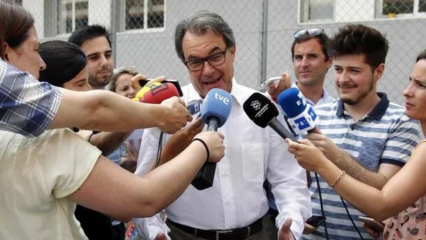 El expresidente catalán, Artur Mas, atiende a los medios durante la jornada electoral