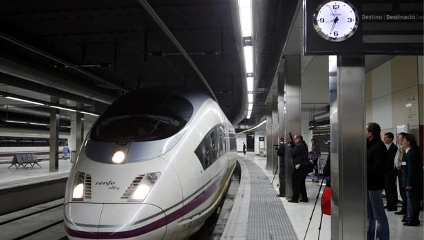 Llegada del primer AVE a la estación de Sants, en Barcelona