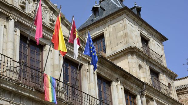 La bandera arcoíris ondea en el balcón del Ayuntamiento de Toeldo