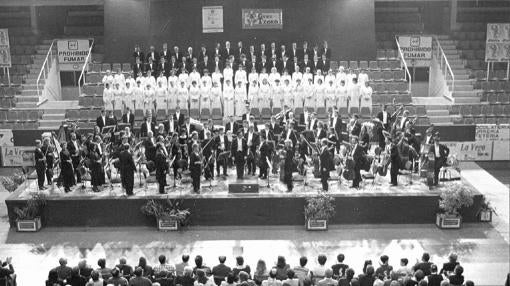 La OSCyL, en una actuación junto al Orfeón Donostiearra en un polideportivo (1996)