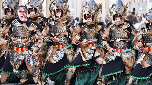 Desfile de una comparsa en la fiesta de Moros y Cristianos de Caudete