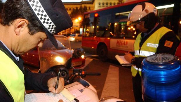 Policías locales de Zaragoza imponiendo multas por infracciones de tráfico