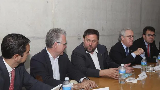 El alcalde de Vila-seca, Josep Poblet (2º d); el vicepresidente de la Generalitat de Catalunya, Oriol Junqueras (c); y el alcalde de Salou, Pere Granados (2º i), durante la reunión hoy sobre el proyecto de BCN World.