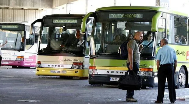Un conductor de autobús charla con un pasajero en la estación de autobuses de Toledo