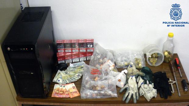 Tabaco y dinero que fue intervenido a los ladrones