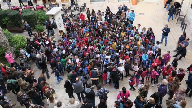 Familias y alumnos en un colegio de Alicante.