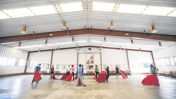 Alumnos de la Escuela Marcial Lalanda practican toreo de salón en el Batán