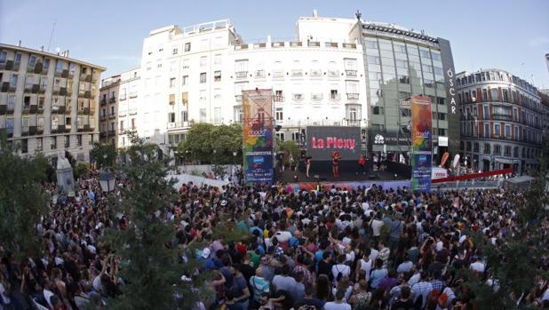 Cientos de personas, en la plaza de Zerolo de Madrid, en el inicio de las fiestas del Orgullo Gay de Madrid 2016