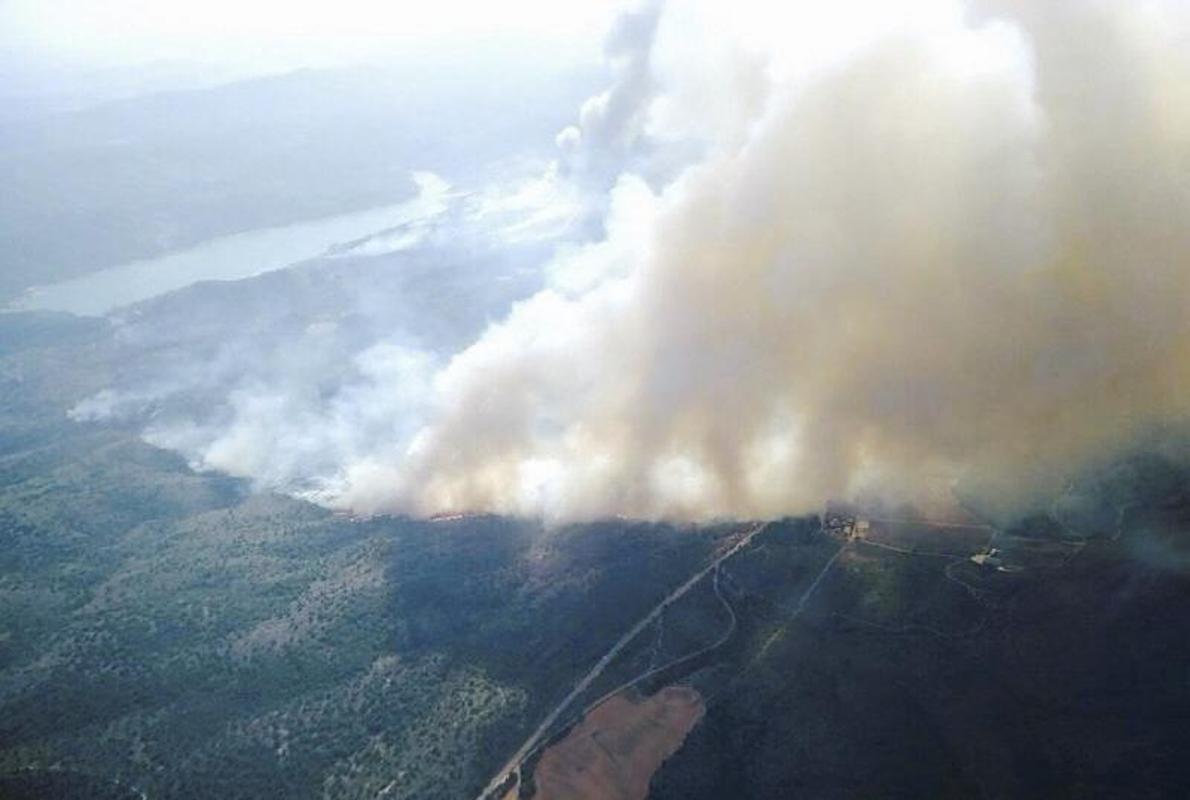 En las labores de extinción han participado tres hidroaviones del Ministerio de Agricultura