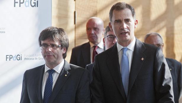 El Rey junto a Carles Puigdemont