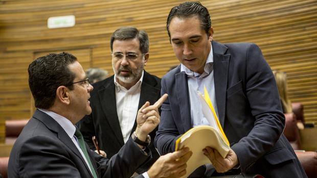 Imagen de archivo del diputado del PP Rubén Ibáñez junto otros parlamentarios populares