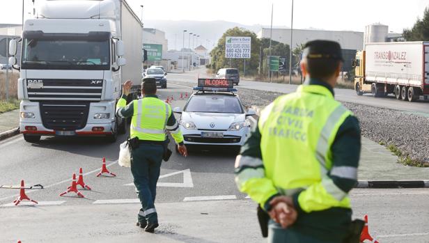 Imagen de un control de tráfico en una carretera de Valencia