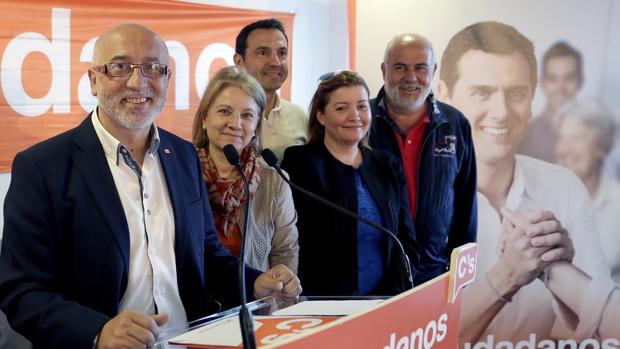 En primer término. el candidato de Ciudadanos por la provincia de La Coruña, José Canedo