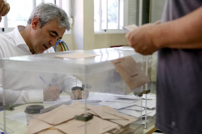 Un ciudadano ejerce su derecho a voto en las elecciones del 26 J