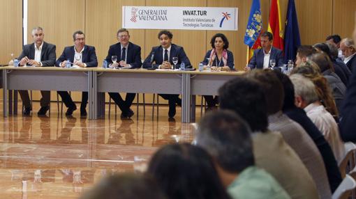 Imagen de Puig en su reunión con empresarios turísticos en Benidorm