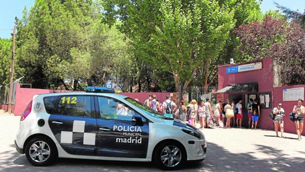 La Policía Municipal en la piscina de Moratalaz