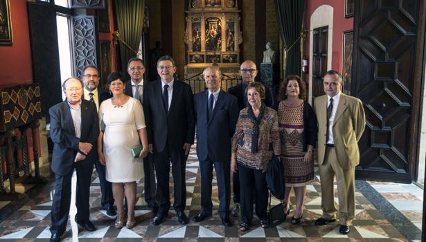 Imagen de Ximo Puig con los académicos de la AVL