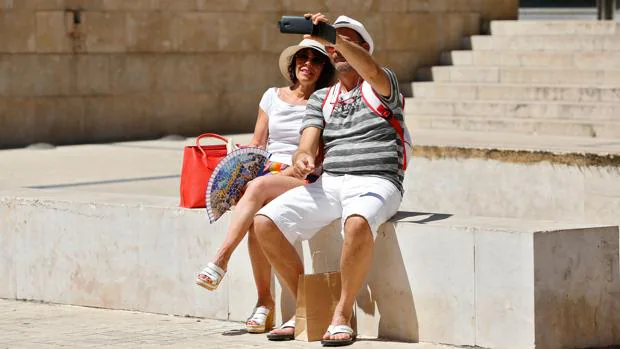 Imagen de dos turistas extranjeros tomada en el centro de Valencia