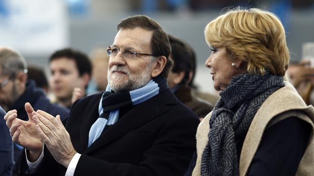 El presidente en funciones, Mariano Rajoy; junto a la expresidenta de Madrid, Esperanza Aguirre