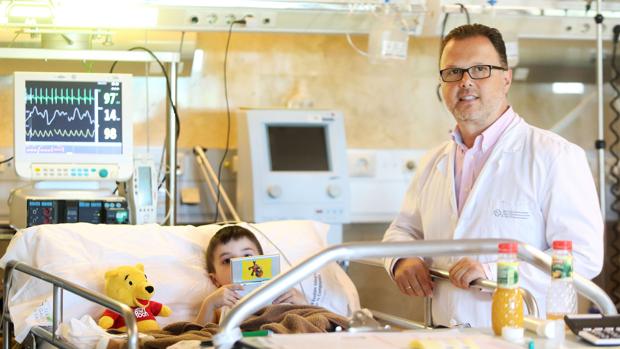 El doctor Martinón, en la UCI pediátrica del Complejo Hospitalario de Santiago (CHUS)