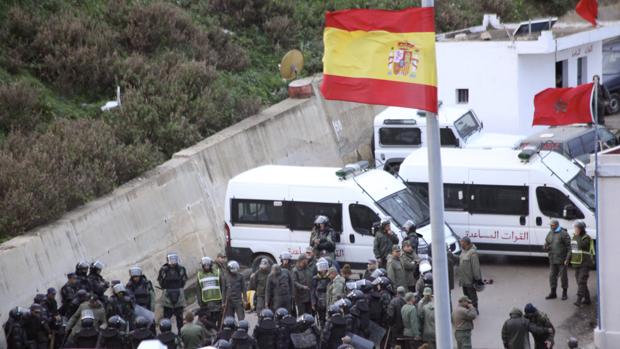La frontera norte que separa Ceuta de Marruecos, durante una actuación policial
