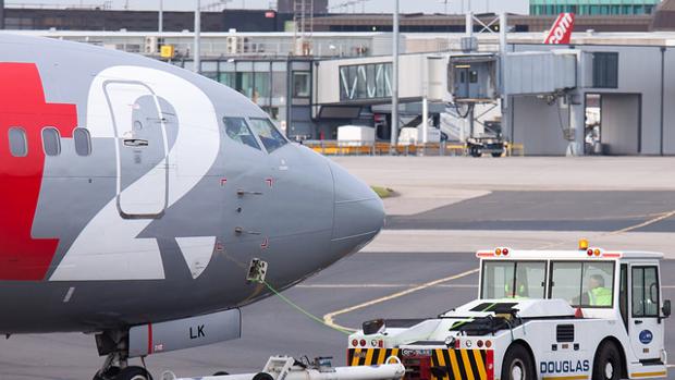 Uno de los 45 Boeing de Jet2 en Norwich rumbo a Tenerife