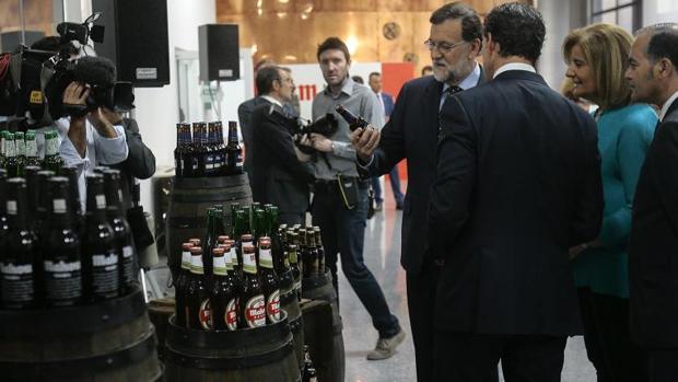 Rajoy, junto a Báñez, en el centro de producción de Mahou en Alovera