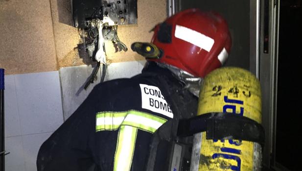 Un bombero examina el foco del incendio en l'Alcora